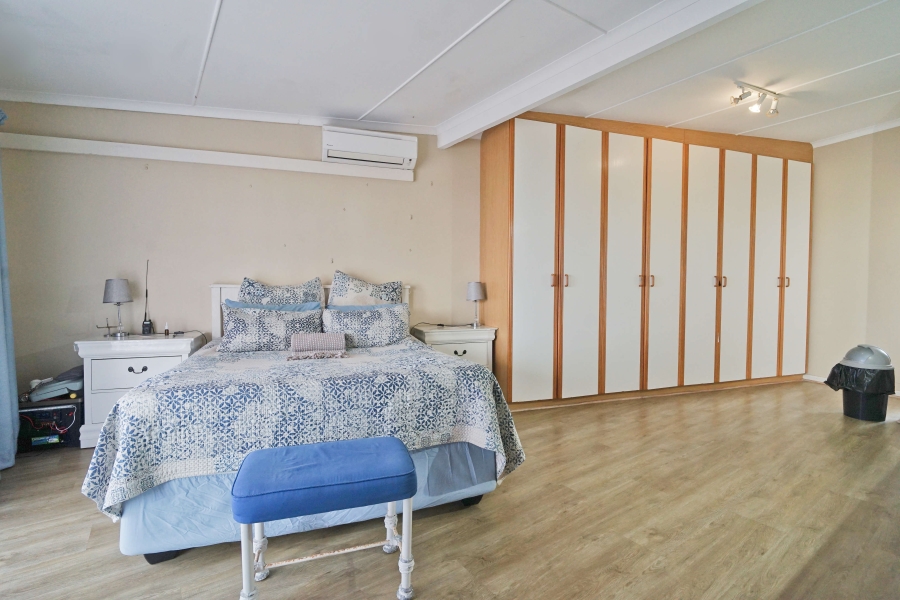 5 Bedroom Property for Sale in Winterstrand Eastern Cape